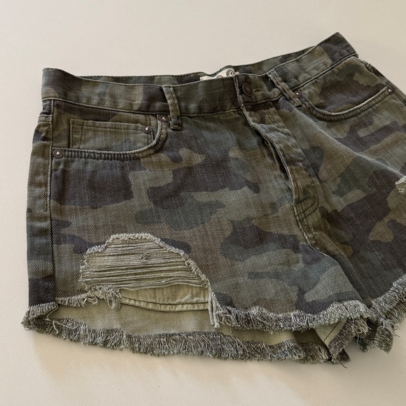 We The Free Free People Camo Distressed Jean Shorts | Size 30 - Picture 4 of 11
